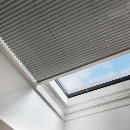 Roto OnTop plissé verduisterend, antraciet doek — productaanzicht