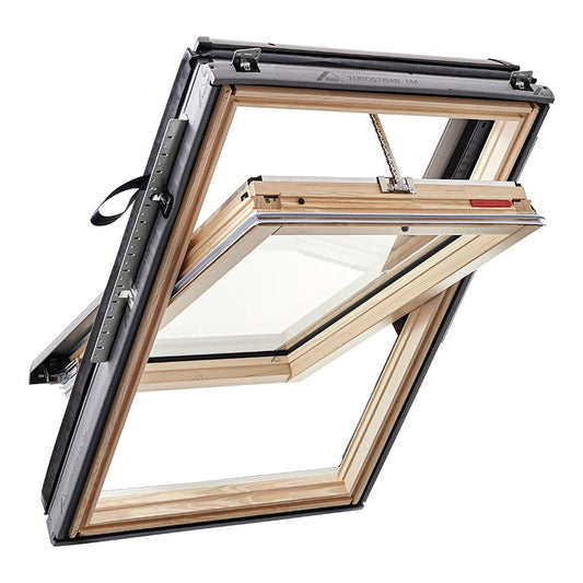 Roto Designo R6 Tronic elektrisch tuimelvenster hout, geopend, gezien vanuit de kamer