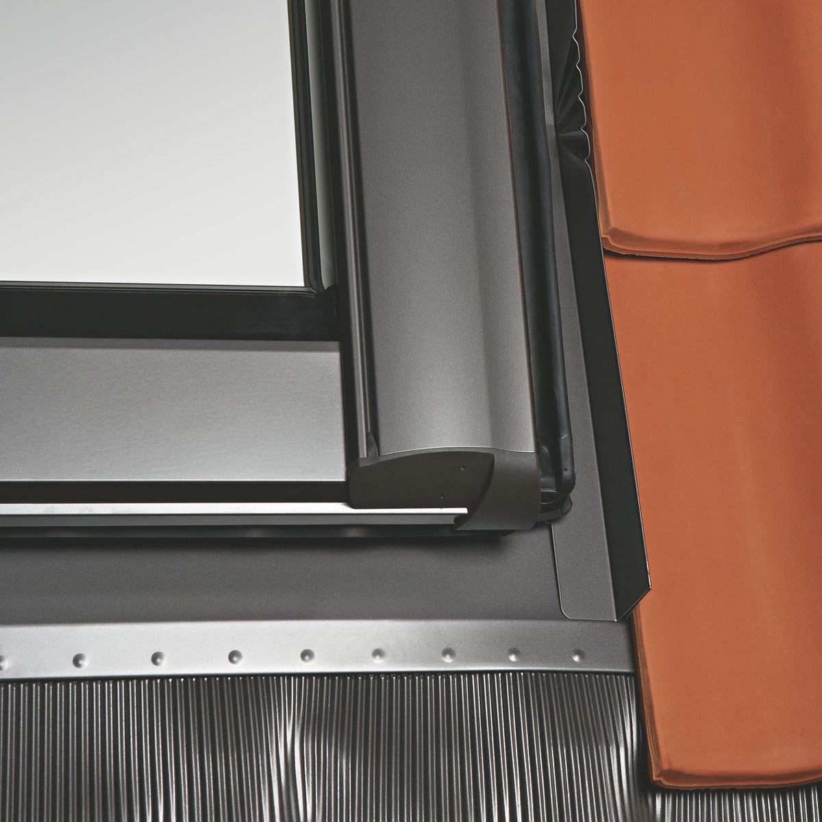 Roto Designo gootstuk EDW voor golfplaten/profiel-dakbedekking — aansluitstuk rond het dakraam, productfoto