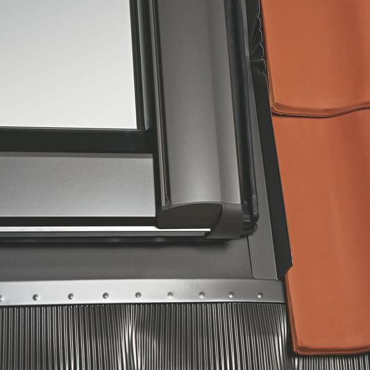 Roto Designo gootstuk EDW voor golfplaten/profiel-dakbedekking — aansluitstuk rond het dakraam, productfoto
