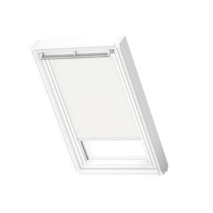 VELUX DKL verduisterend rolgordijn in wit op een VELUX dakraam, productfoto op witte achtergrond