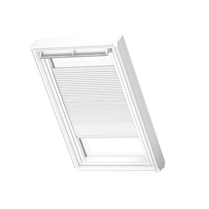 VELUX FHC plissé honingraat in wit op een VELUX dakraam, productfoto op witte achtergrond