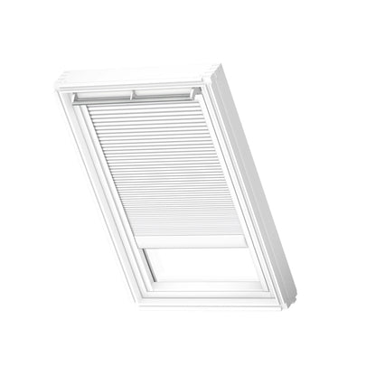VELUX FMC elektrisch plissé in wit op een VELUX dakraam, productfoto op witte achtergrond